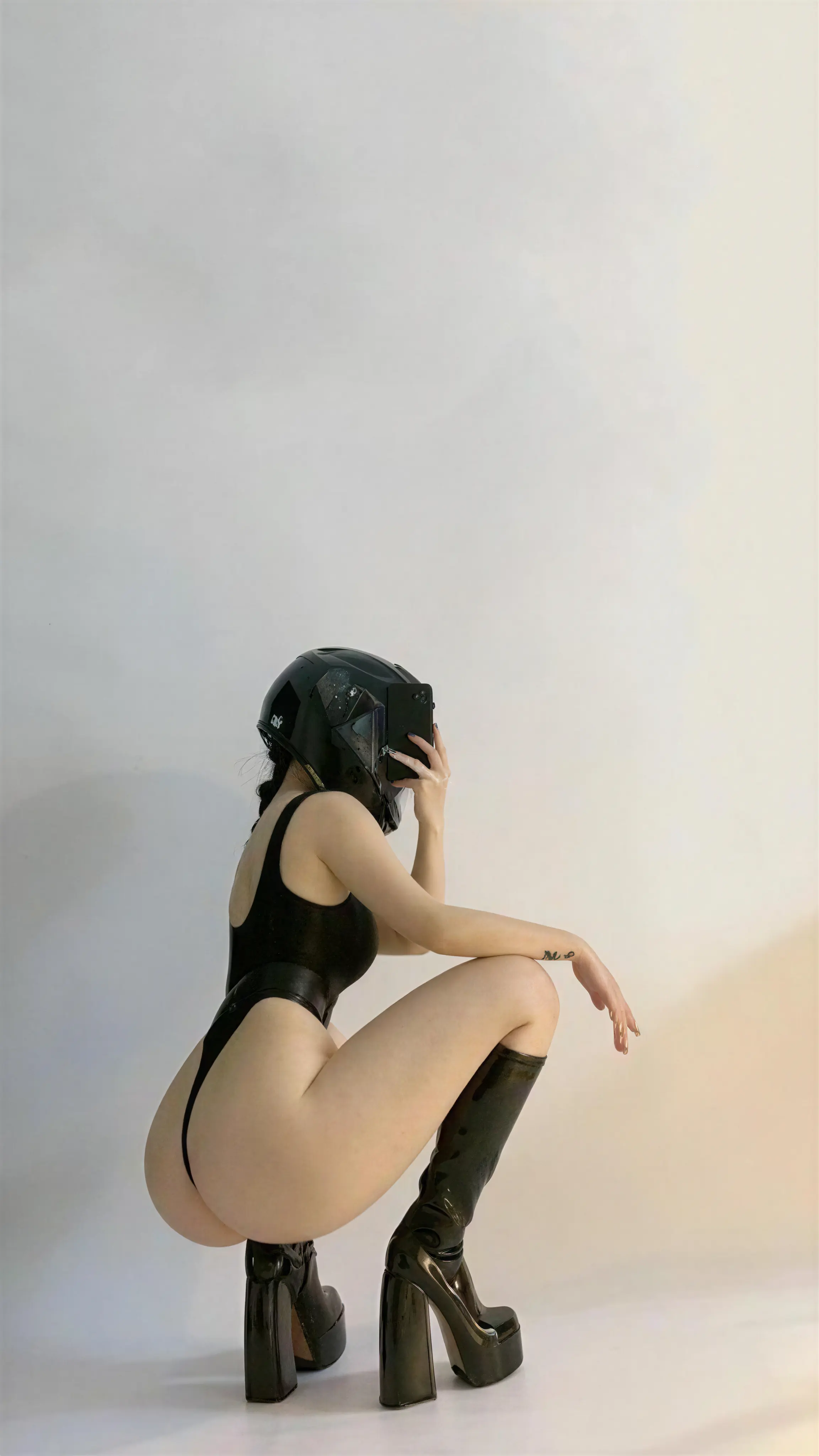 俏妞qiaoniuTT – 头盔高开叉 9P